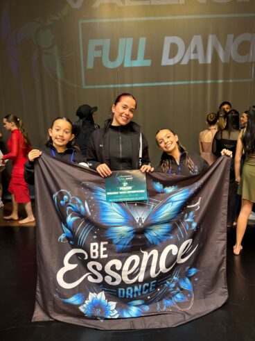 Las bailarinas del dúo Sweety Essence con su coreógrafa Ada Arbona tras conseguir el tercer puesto y la clasificación para el Nacional