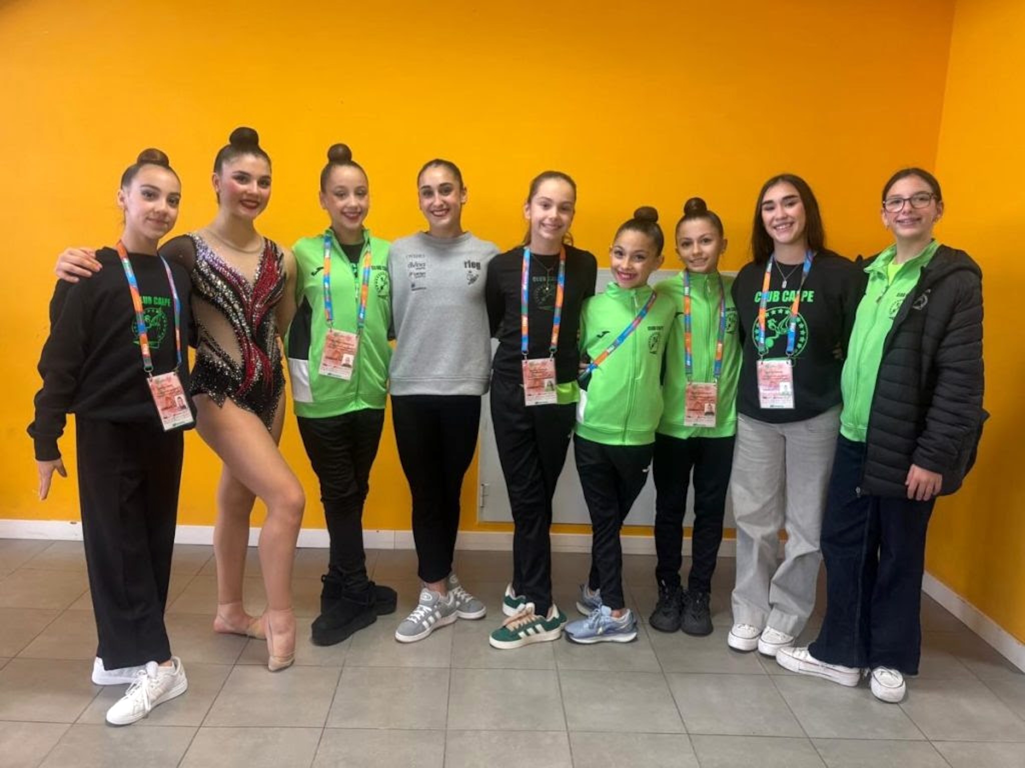 las integrantes del club gimnasia de calp posan juntas tras lograr la cuarta posicion nacional en la primera fase de la liga iberdrola