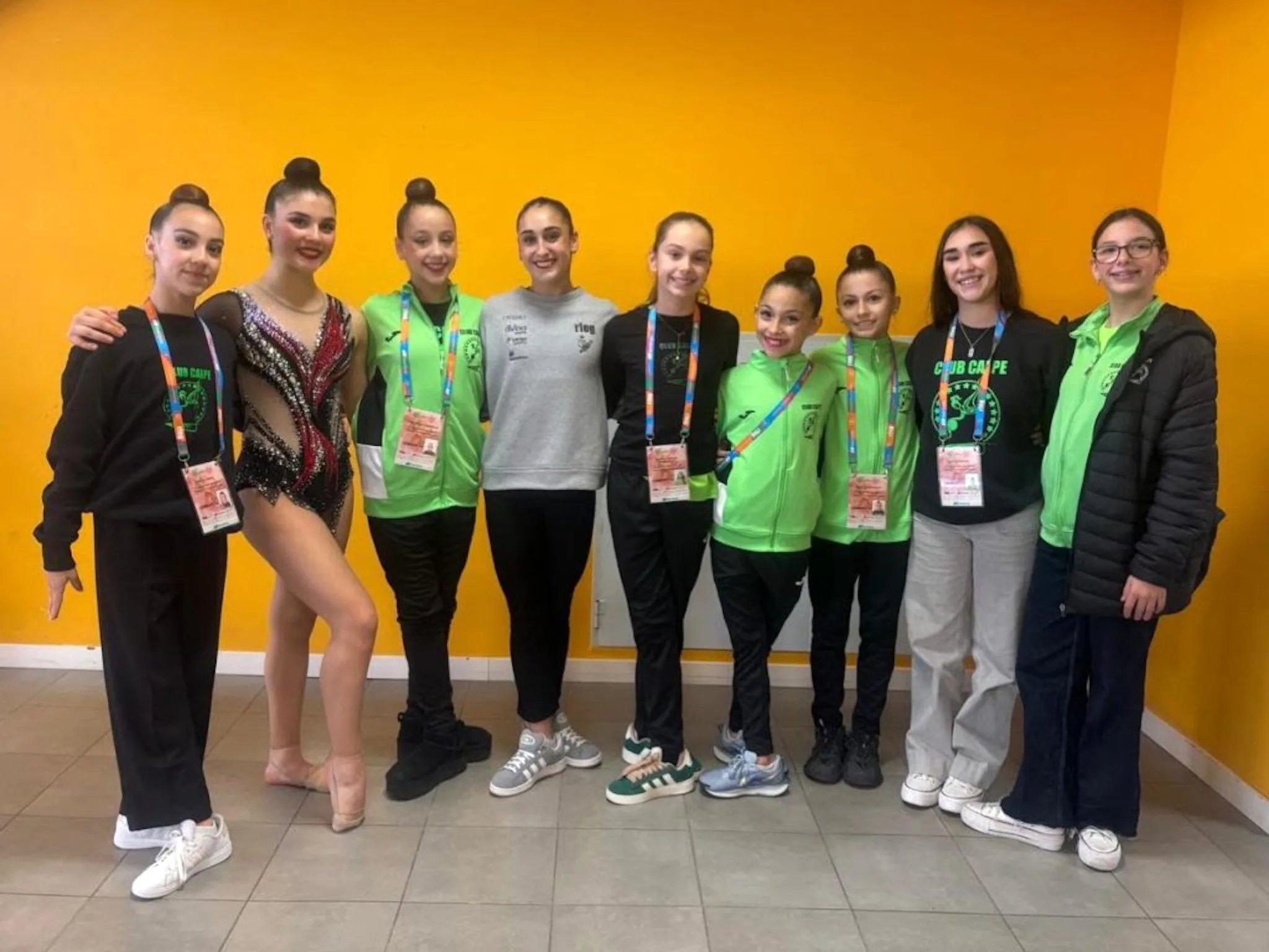 I membri del club di ginnastica Calp posano insieme dopo aver ottenuto il quarto posto a livello nazionale nella prima fase della Lega Iberdrola