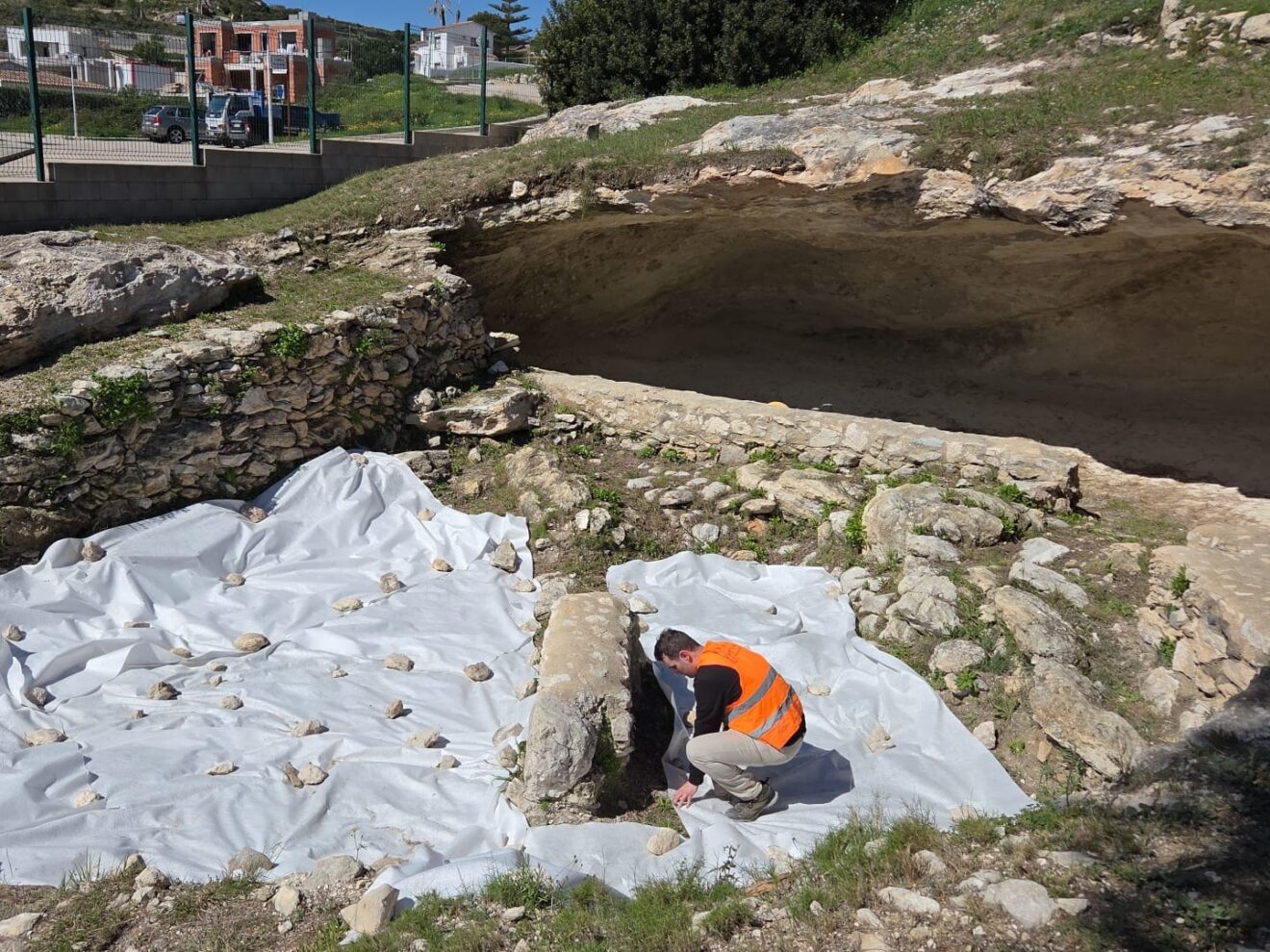 Las labores de limpieza y protección de las estructuras arqueológicas son el paso previo para hacer visitable la cueva