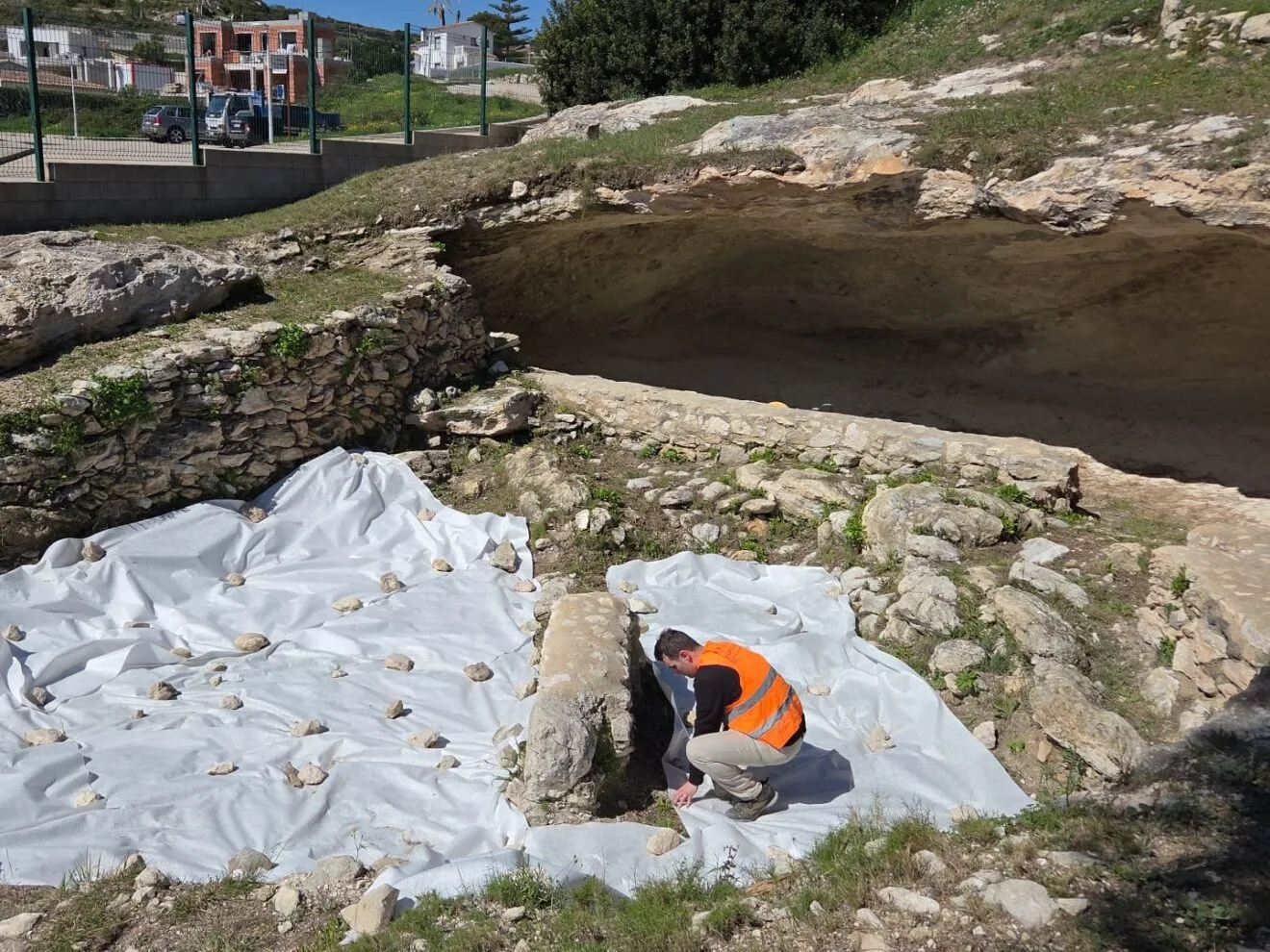 Las labores de limpieza y protección de las estructuras arqueológicas son el paso previo para hacer visitable la cueva