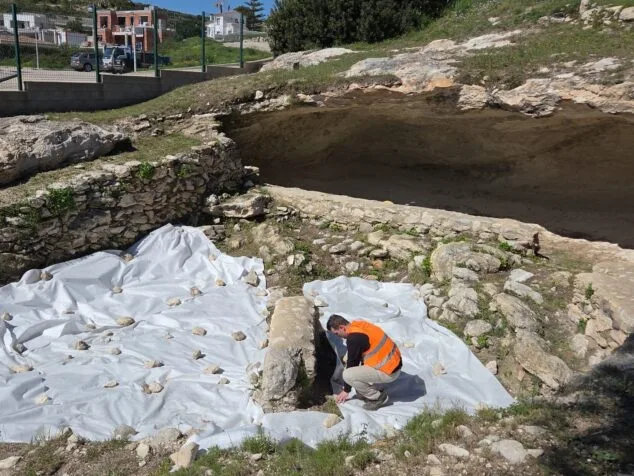 las labores de limpieza y proteccion de las estructuras arqueologicas son el paso previo para hacer visitable la cueva
