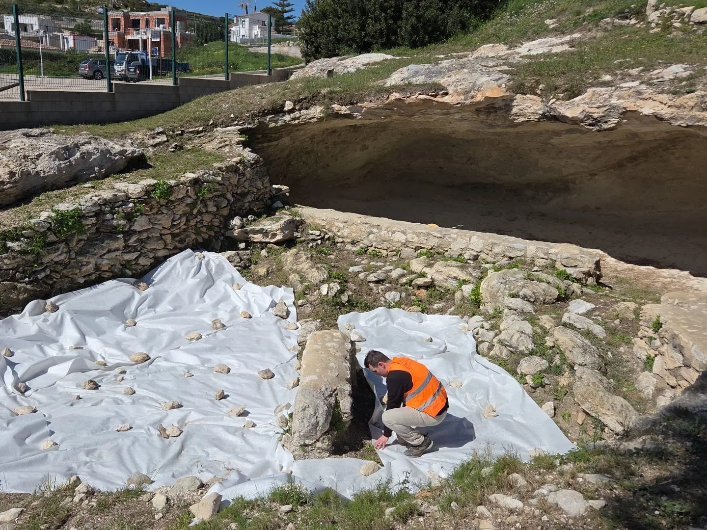 las labores de limpieza y proteccion de las estructuras arqueologicas son el paso previo para hacer visitable la cueva