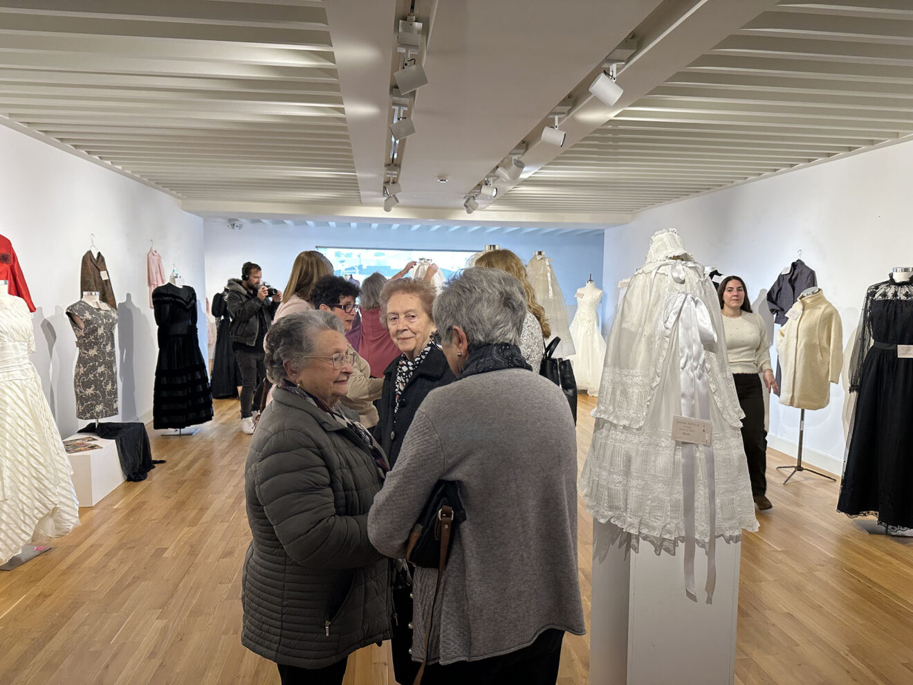 Las modistas de Benissa durante el montaje de la exposición 'Fils de memòria' por el 8M