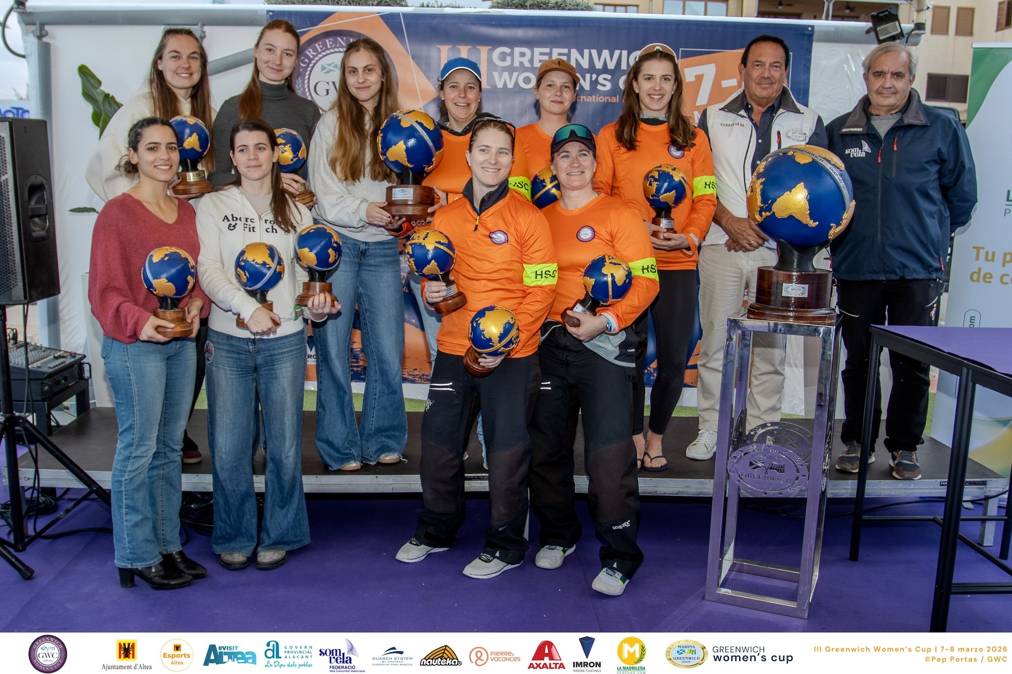 las tripulaciones del hamburger segel club y el rcn de calp celebran su victoria conjunta en la iii greenwich womens cup de altea