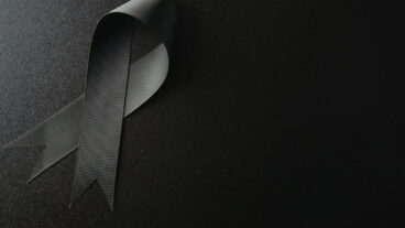 Benissa se vuelca en el adiós a la joven vecina fallecida en el Hospital de Dénia 6 lazo negro en senal de duelo