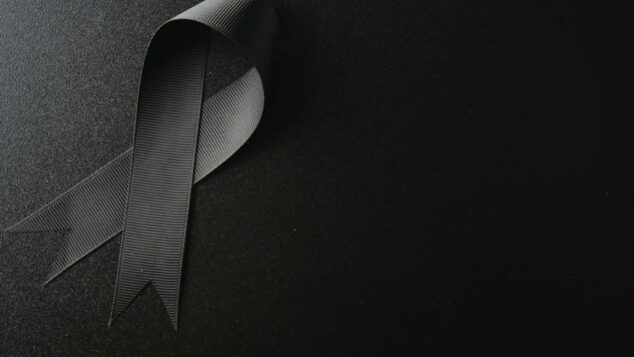 Benissa se vuelca en el adiós a la joven vecina fallecida en el Hospital de Dénia 1 Imagen: Lazo negro en señal de duelo