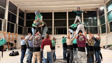 Los más pequeños coronan las figuras durante un ensayo de la Muixeranga de la Marina Alta