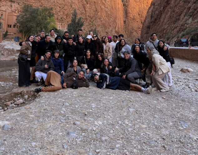 Imatge: Els viatgers posen a les Gorges del Todra, al Marroc