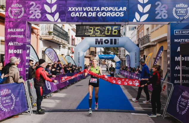 Imagen: Mª Isabel Ferrer cruza la meta en Gata tras completar una gran actuación con un tiempo de 35:04
