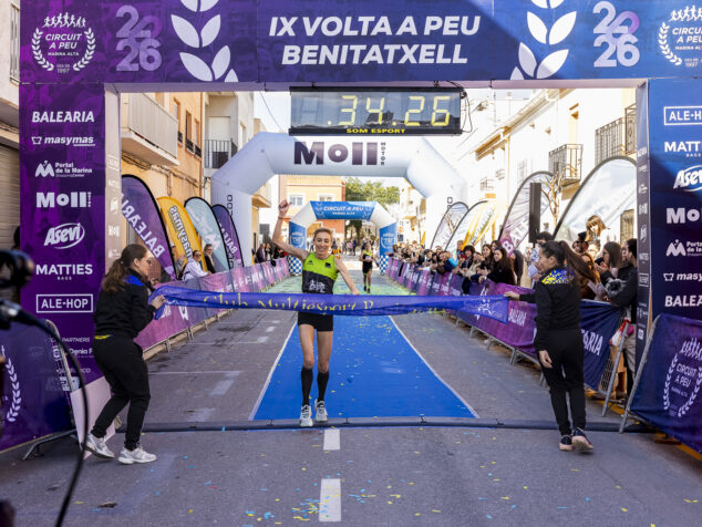 Doblete de Xàbia en el 'Tourmalet' de la Marina: Robert Harrison y Mª Isabel Ferrer conquistan la Volta a Peu a Benitatxell 4 Imagen: Mª Isabel Ferrer vence en la Volta a Peu de Benitatxell 2026