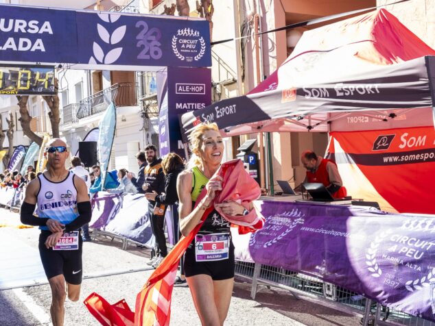 Imagen: Corredora cruzando la meta en la XXII Volta Popular Teulada del Circuit a Peu Marina Alta