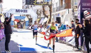 Fran Torres y María Isabel Ferrer se imponen en la XXII Volta a Teulada ante 1.300 participantes 6 Ganadora femenina cruzando la meta y rompiendo la cinta en la XXII Cursa Teulada 2026.