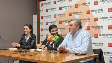 Maria José Garcia y Rafa Carrió, de Compromís per Dénia, en la rueda de prensa junto al eurodiputado Vicent Marzà