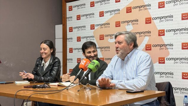 Imagen: Maria José Garcia y Rafa Carrió, de Compromís per Dénia, en la rueda de prensa junto al eurodiputado Vicent Marzà