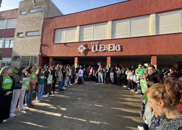 Imagen: Mobilización en el CEIP Llebeig de Dénia