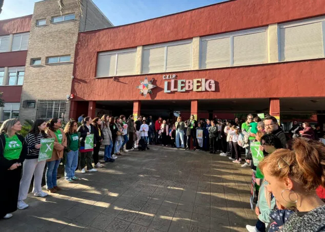 Imagen: Mobilización en el CEIP Llebeig de Dénia
