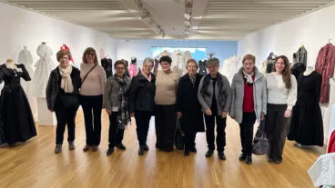 Modistas y familiares de la exposición homenaje a la modistas de Benissa ‘Fils de memòria’ por el 8M este 2026