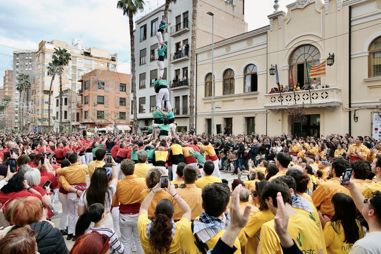 Momento de la ejecución de 'La Canya', una de las tres figuras de cinco alturas que marcaron el récord histórico de la colla en las fiestas de la Magdalena. Foto: Josep Perelló