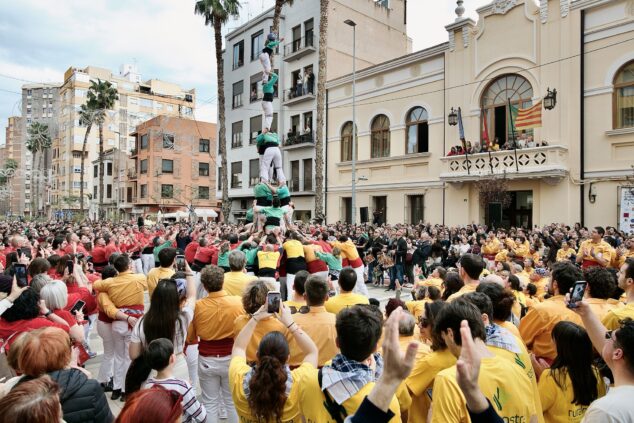 Imagen: Momento de la ejecución de 'La Canya', una de las tres figuras de cinco alturas que marcaron el récord histórico de la colla en las fiestas de la Magdalena. Foto: Josep Perelló