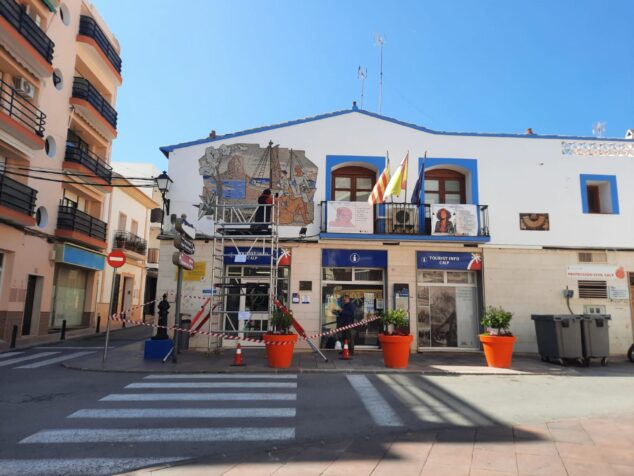 Preservando la identidad: Calp da el primer paso para rehabilitar el mosaico de 1966 de Gastón Castelló 16 Operario en un andamio evaluando el mosaico de Gastón Castelló en la fachada de la oficina de turismo de Calp.