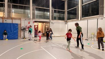 Niños de la Muixeranga de la Marina Alta participan en ejercicios de equilibrio durante el ensayo