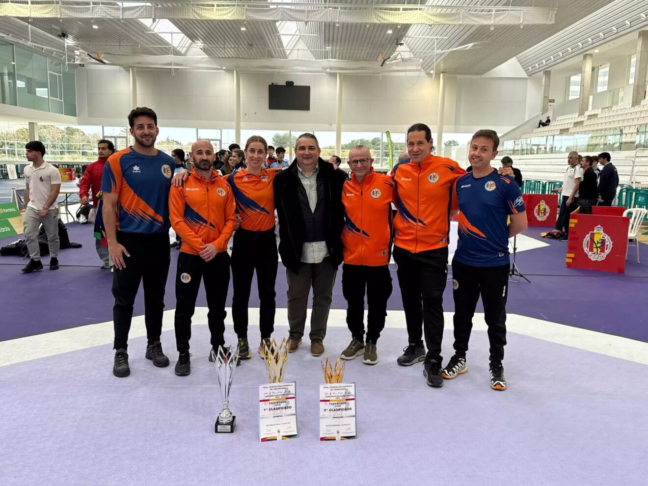 Nora Ruiz Alcázar junto al resto del cuadro técnico de la Selección de la Comunitat Valenciana tras los éxitos obtenidos en el Campeonato de España