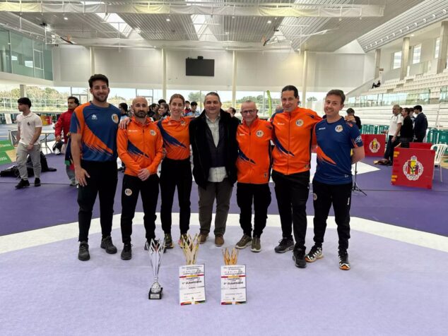 Imagen: Nora Ruiz Alcázar junto al resto del cuadro técnico de la Selección de la Comunitat Valenciana tras los éxitos obtenidos en el Campeonato de España