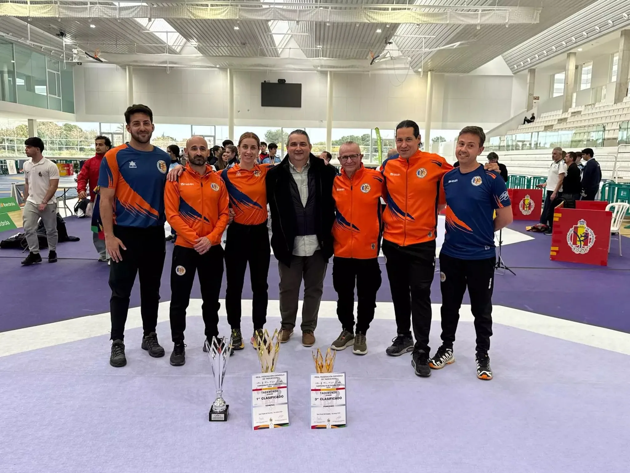 Nora Ruiz Alcazar, insieme al resto dello staff tecnico della squadra della Comunità Valenciana, dopo i successi ottenuti nel Campionato Spagnolo
