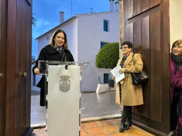 Pepa Bertomeu, concejala de Igualdad del Ayuntamiento de Benissa, durante la inauguración de las exposiciones en homenaje a las modistas de la localidad este 8M