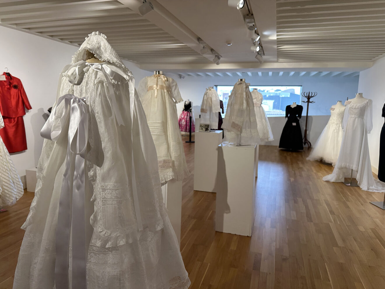 Piezas de las modistas de Benissa expuestas en 'Fils de memòria'