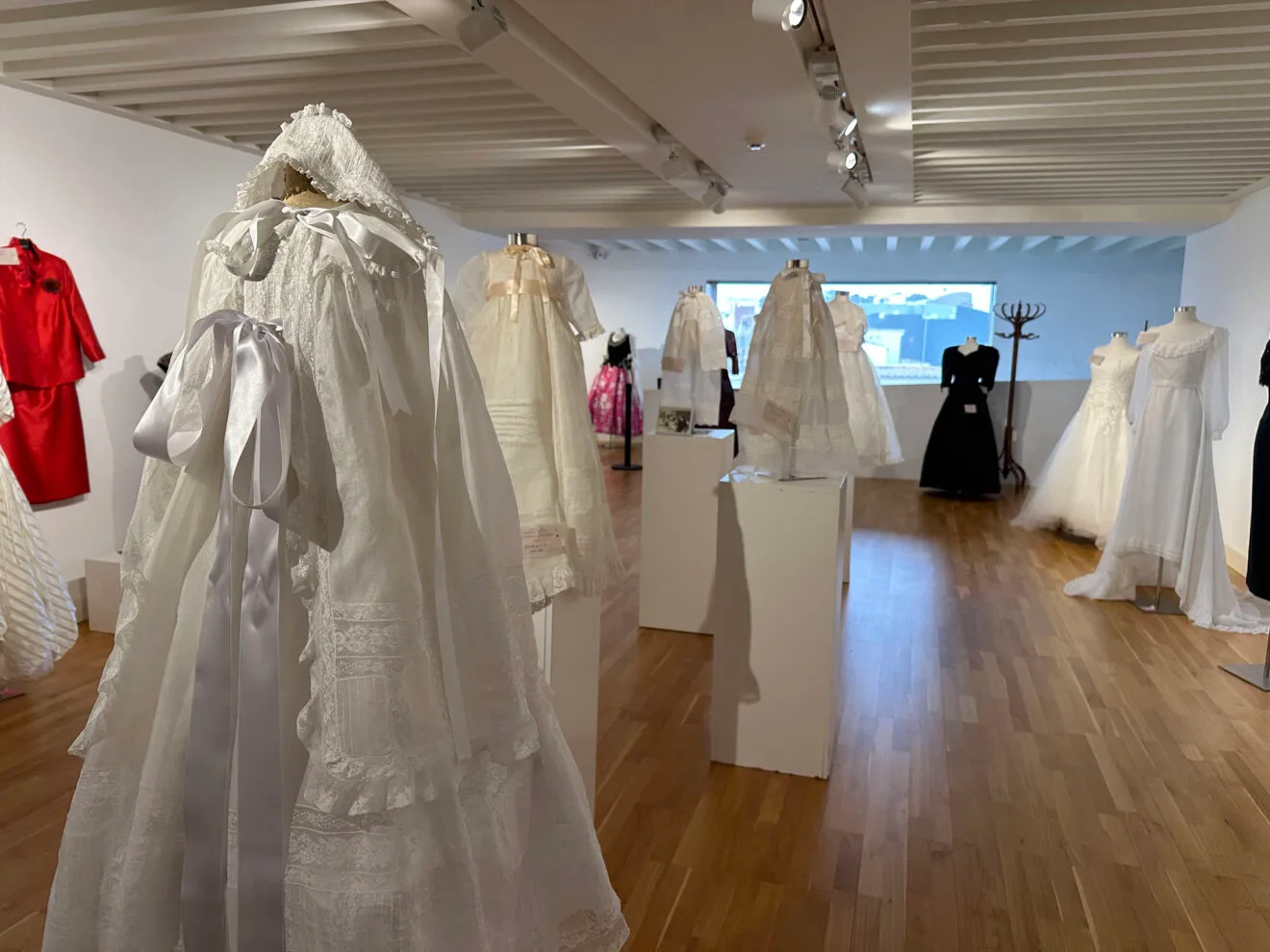 Piezas de las modistas de Benissa expuestas en 'Fils de memòria'