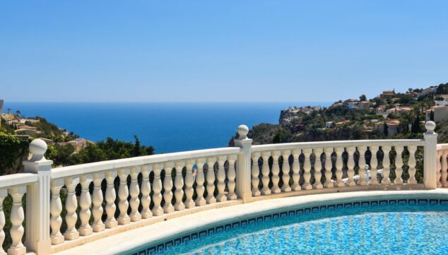 piscina iluminada ideal para disfrutar de los atardeceres en benitachell