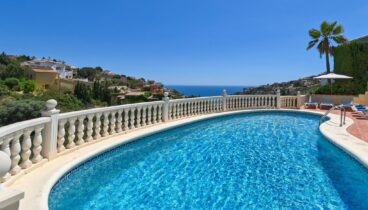 Piscina privada de aguas cristalinas rodeada de una terraza soleada