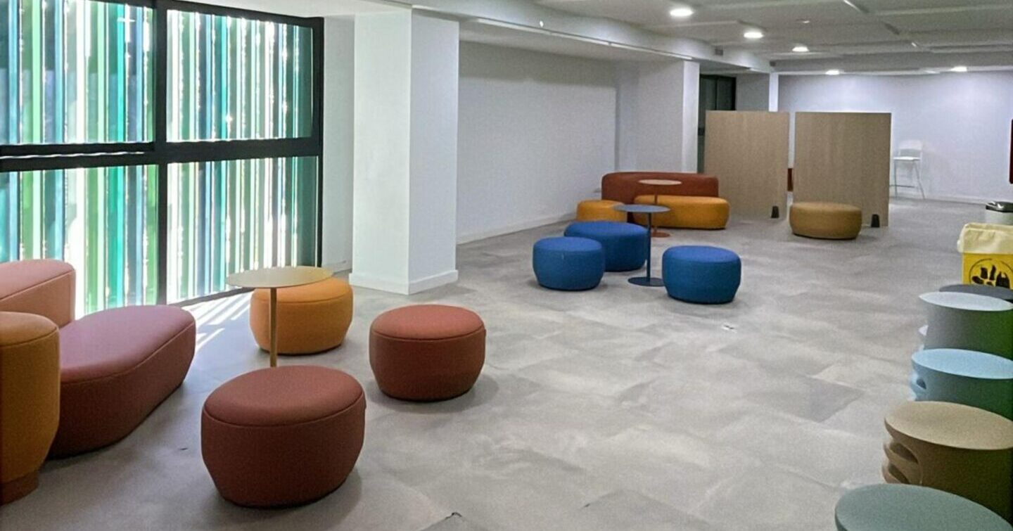 Interior de la nueva planta Joves Pro del Espai Jove de Ondara con mobiliario colorido y paneles acústicos en el techo.
