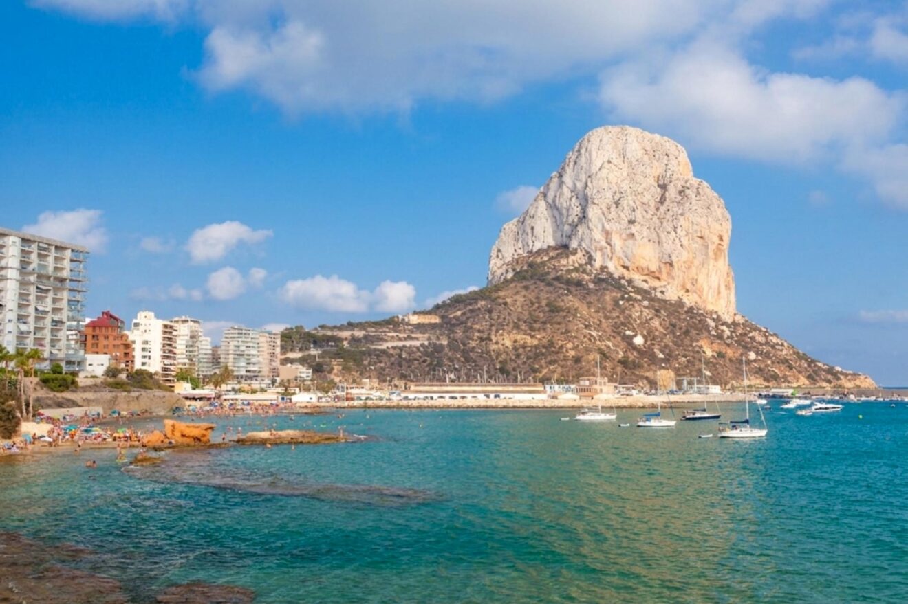 Vista de la costa de Calp con el Peñón de Ifach, donde se instalarán fondeos ecológicos