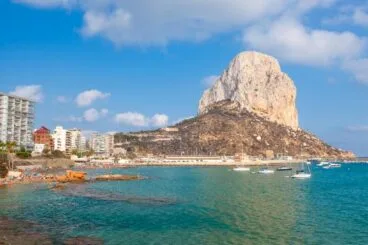 Vista costera de Calp con el Peñón de Ifach y la playa de la Fossa