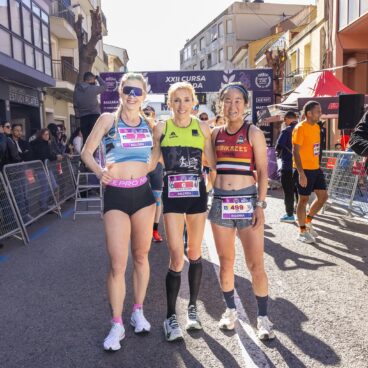 Corredoras en la meta de la XXII Volta Popular Teulada