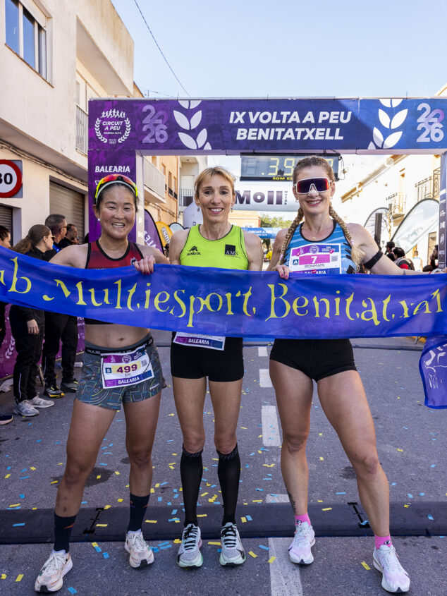 Doblete de Xàbia en el 'Tourmalet' de la Marina: Robert Harrison y Mª Isabel Ferrer conquistan la Volta a Peu a Benitatxell 5 Imagen: Podio femenino Volta a Peu Benitatxell 2026