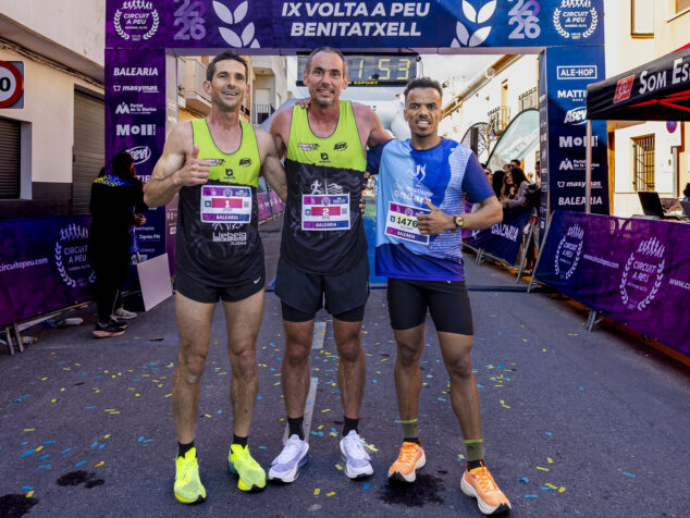 Doblete de Xàbia en el 'Tourmalet' de la Marina: Robert Harrison y Mª Isabel Ferrer conquistan la Volta a Peu a Benitatxell 3 Imagen: Podio masculino Volta a Peu a Benitatxell 2026