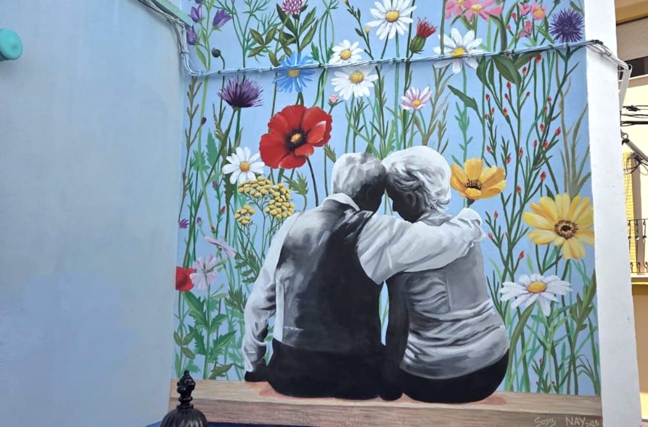 Portada El nuevo mural ubicado en la calle Vicente Gallart de Calp, con el que el municipio rinde homenaje a sus mayores y a la herencia cultural transmitida