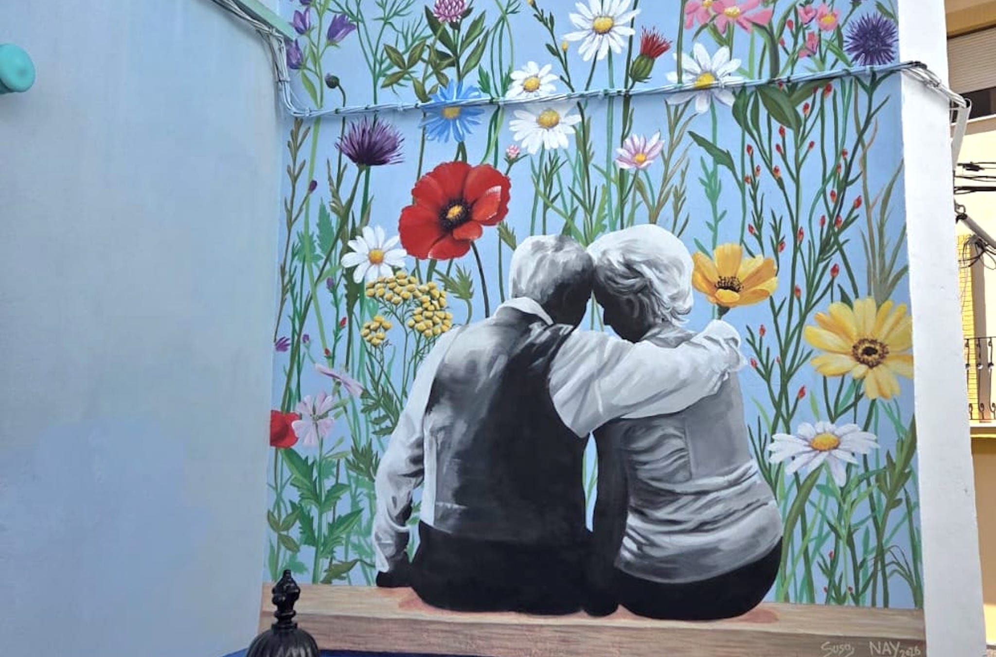 portada el nuevo mural ubicado en la calle vicente gallart de calp con el que el municipio rinde homenaje a sus mayores y a la herencia cultural transmitida