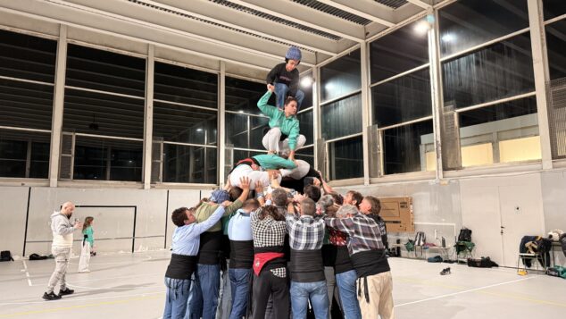 preparacion de la muixeranga de la marina alta para su actuacion en la magdalena de castellon 1
