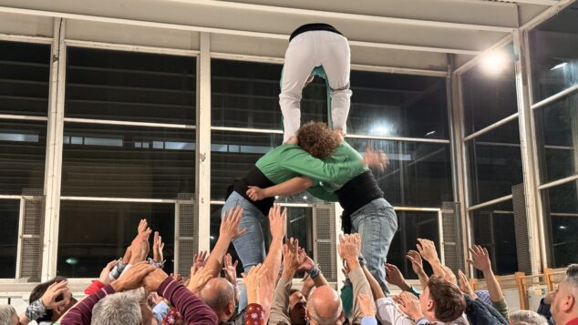 preparacion de la muixeranga de la marina alta para su actuacion en la magdalena de castellon 12