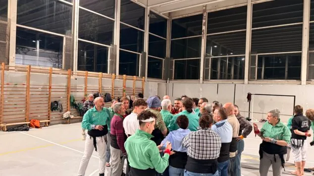 Así se prepara la Muixeranga de la Marina Alta para su actuación en la Magdalena de Castellón 26 preparacion de la muixeranga de la marina alta para su actuacion en la magdalena de castellon 15