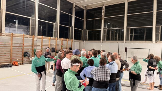 preparacion de la muixeranga de la marina alta para su actuacion en la magdalena de castellon 16