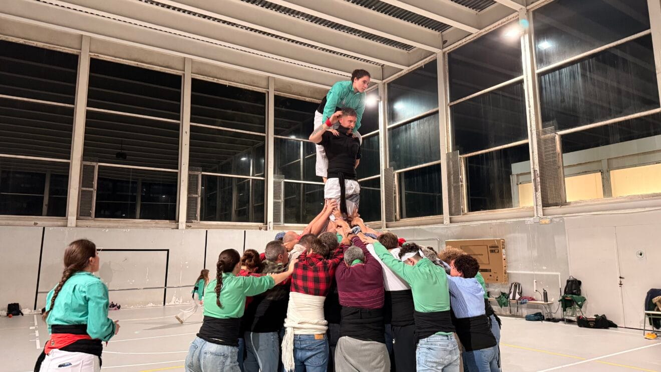 Preparación de la Muixeranga de la Marina Alta para su actuación en la Magdalena de Castellón (17)