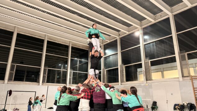 preparacion de la muixeranga de la marina alta para su actuacion en la magdalena de castellon 21