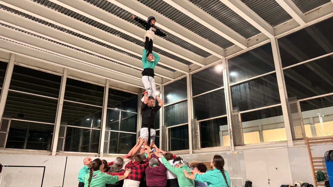 Preparación de la Muixeranga de la Marina Alta para su actuación en la Magdalena de Castellón (22)