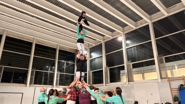 preparacion de la muixeranga de la marina alta para su actuacion en la magdalena de castellon 23